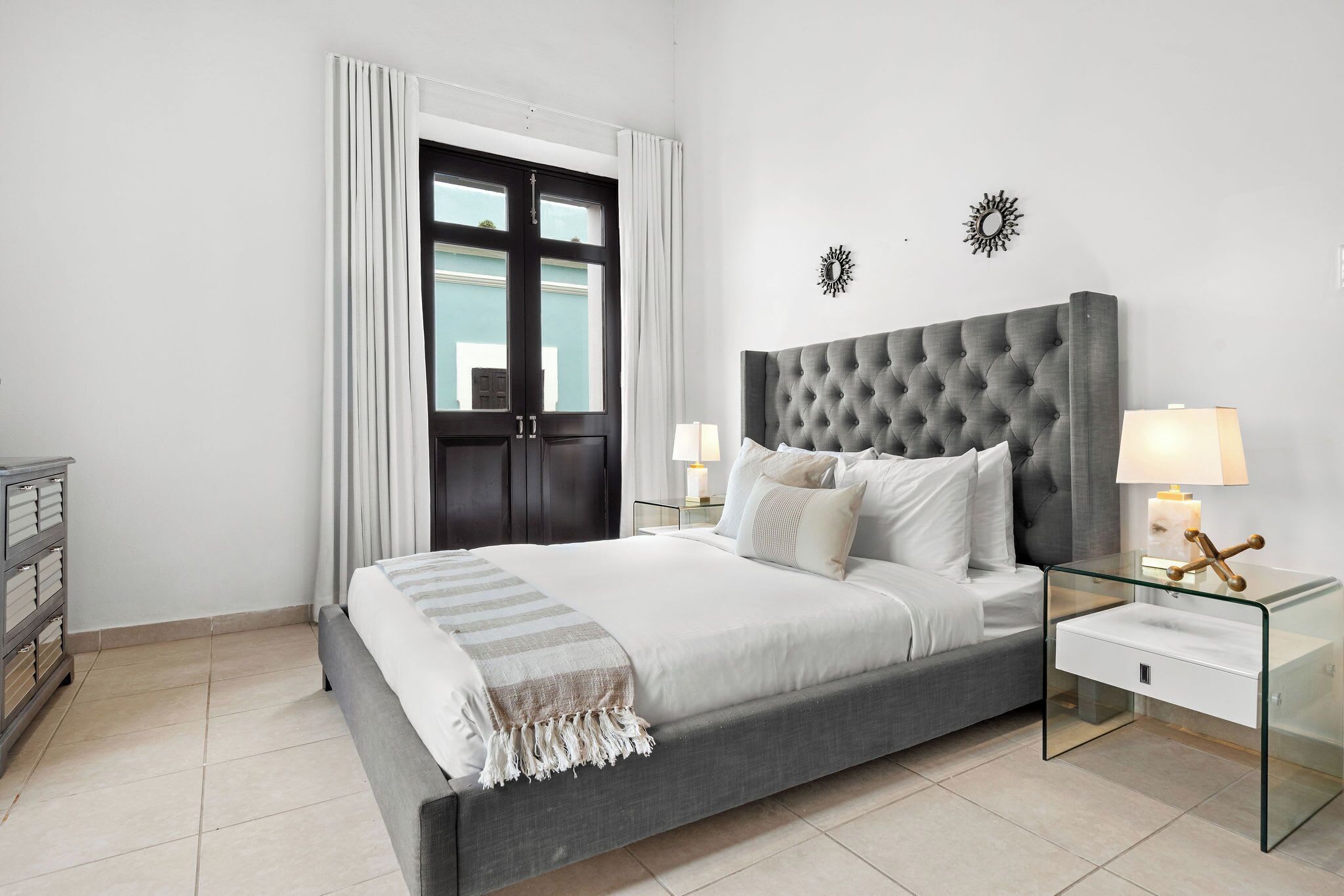 2 soverom, skrivebord, strykejern/-brett og reiseseng for barn