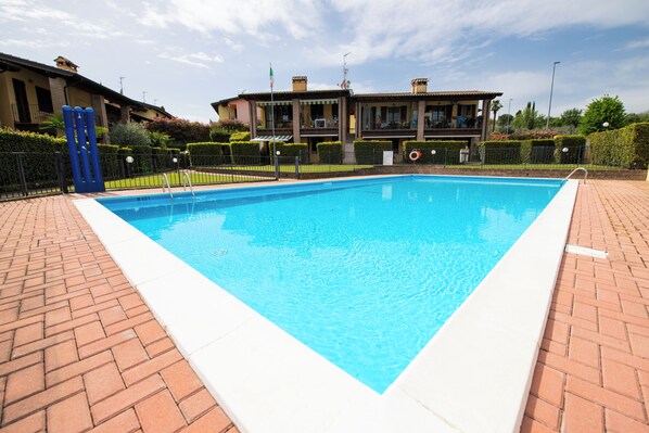 Outdoor pool - Appartamento Stefano (Polpenazze del Garda)