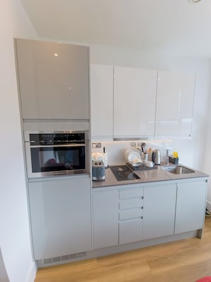 Apartment | Private kitchen | Fridge, microwave, oven, stovetop - Captivating 1-bed Apartment in Slough With Kingbed (Slough)