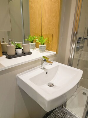 Apartment | Badezimmer | Dusche, Haartrockner, Handtücher
