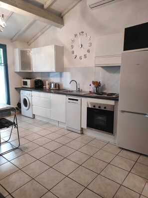 Fridge, microwave, oven, dishwasher - Maison en Bord de mer 6 Couchage à 200 m de la Plage , Clim Barbecue , Terrasse (Sainte-Marie-la-Mer)