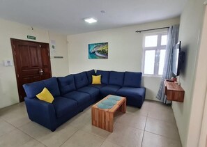 Smart TV - Le Mirage Cozy Beach Apartment, 5 min walk to the beach. Enjoy sunset view (Flic en Flac)