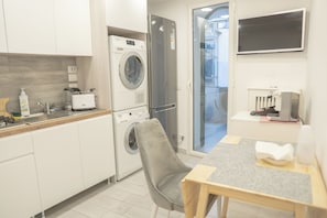 Leilighet – comfort, ingen vinduer | Eget kjøkken | Kjøleskap, mikrobølgeovn, ovn og kokeplater