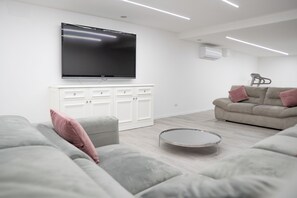 Apartamento conforto, sem janelas | Área de estar | TV de tela plana 55 polegadas com canais digitais