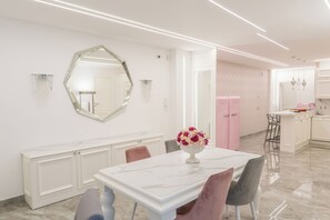 Deluxe Apartment, City View | Living area | 55-inch flat-screen TV with digital channels - Suite d'élite Chiaia (Naples)