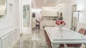 Apartamento luxo, vista para a cidade | Sala de estar | TV de tela plana 55 polegadas com canais digitais