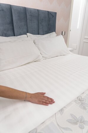 Deluxe Apartment, City View | Hypo-allergenic bedding, down comforters, pillowtop beds, minibar - Suite d'élite Chiaia (Naples)