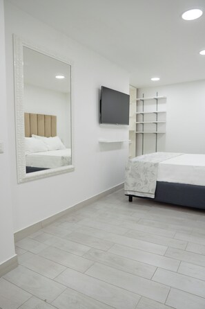 Comfort Apartment, No Windows | Hypo-allergenic bedding, down comforters, pillowtop beds, minibar - Suite d'élite Chiaia (Naples)