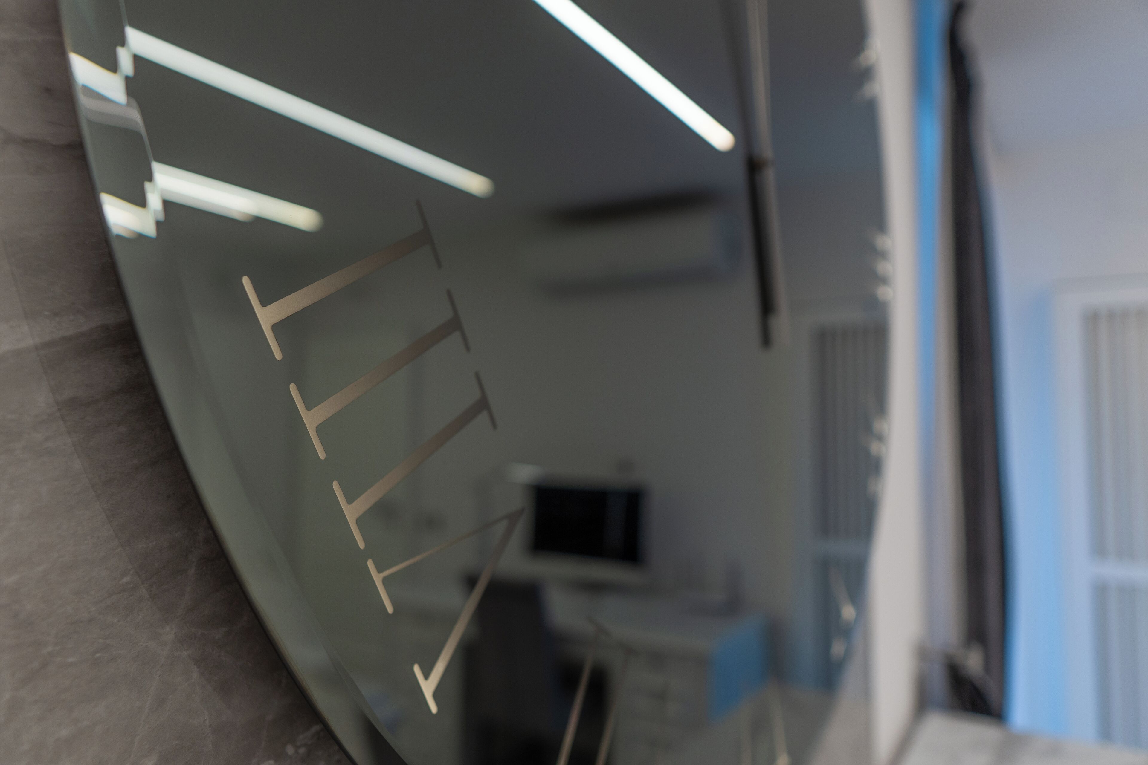 Departamento Deluxe, vista a la ciudad | Área de sala de estar | Televisión de pantalla plana de 55 pulgadas con canales digitales 