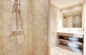 Shower, hair dryer - A Chic Apartment in Le Marais St Paul (Paris)