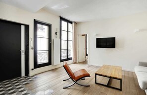 TV, offices - A Chic Apartment in Le Marais St Paul (Paris)