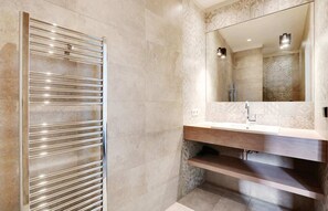 Shower, hair dryer - A Chic Apartment in Le Marais St Paul (Paris)