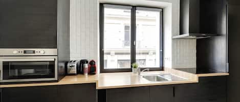 Réfrigérateur, micro-ondes, plaque de cuisson, lave-vaisselle