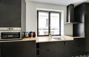 Fridge, microwave, stovetop, dishwasher - A Chic Apartment in Le Marais St Paul (Paris)