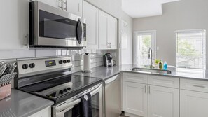 Frigorifero, tavolo da pranzo