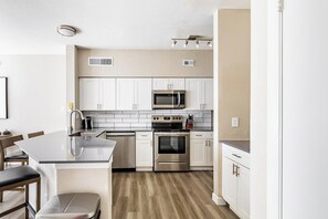 Refrigerador y comedor 