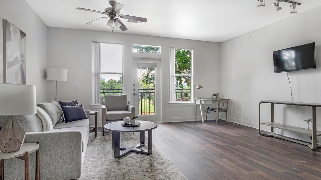 Landing | Stylish 2bd, Pool, Courtyard - Irving