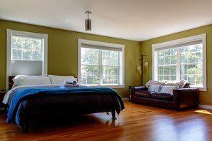 1 bedroom, iron/ironing board, travel crib, free WiFi - New Modern Home w/ Parking Soaking Tub, EV Charger (Burlington)