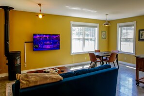 Smart TV - New Modern Home w/ Parking Soaking Tub, EV Charger (Burlington)