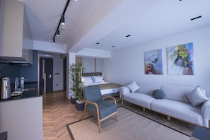 Schreibtisch, laptopgeeigneter Arbeitsplatz, schallisolierte Zimmer