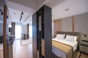 1 quarto, escrivaninha, espaço de trabalho para notebook