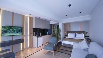 Schreibtisch, laptopgeeigneter Arbeitsplatz, schallisolierte Zimmer