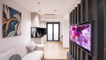 50-Zoll-Smart-TV mit Satellitenempfang, Fußbodenheizung