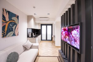 Uydu yayını kanalları bulunan 50 inç akıllı televizyon, ısıtmalı zemin 