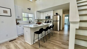 Geladeira, micro-ondas, fogão, cooktop