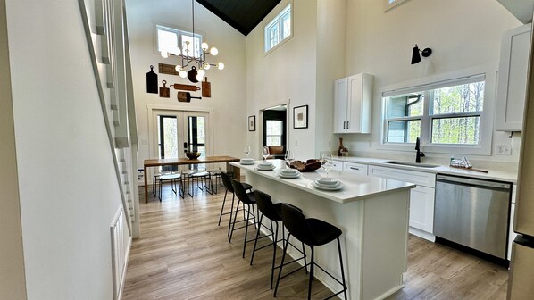 Geladeira, micro-ondas, fogão, cooktop