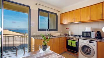 House | Private kitchen | Fridge, microwave, oven, stovetop