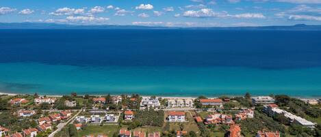 Uma área residencial costeira com casas e vista clara para o mar.