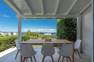 Villa clásica | Zona de estar | Televisión de pantalla plana de 42 pulgadas con canales por cable