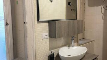 Doccia, asciugacapelli, bidet, asciugamani