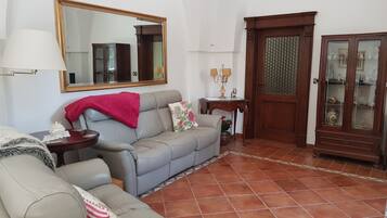 Smart-TV, DVD-Player, Tischtennisplatte, Bücher