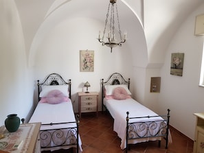 4 chambres, bureau, fer et planche à repasser, lit de bébé portatif