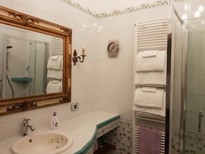 Chuveiro, secador de cabelo, bidê, toalhas de banho