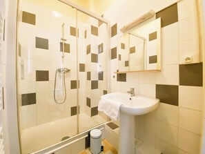 Een douche, handdoeken
