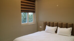 2 عدّة غرف نوم ومكواة/لوح كي وواي فاي وملاءات أسرّة