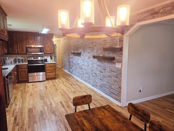 Fridge, microwave, oven, stovetop - Discover Albertville charm, quick ride to Sand Mountain & Lake Guntersville ! (Albertville)