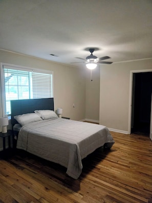 3 bedrooms, free WiFi, bed sheets - Discover Albertville charm, quick ride to Sand Mountain & Lake Guntersville ! (Albertville)