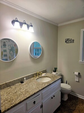 Shower, hair dryer, towels, soap - Discover Albertville charm, quick ride to Sand Mountain & Lake Guntersville ! (Albertville)