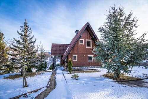 A cozy chalet with large backyard and a spaces for socializing