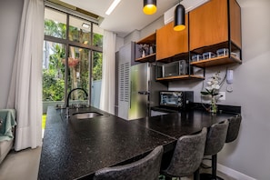 Studio Basic | Dapur pribadi | Lemari es, microwave, blender, dan peralatan masak/sendok-piring