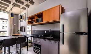 Studio Basic | Dapur pribadi | Lemari es, microwave, blender, dan peralatan masak/sendok-piring