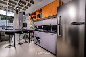 Basic Studio | Private kitchen | Fridge, microwave, blender, cookware/dishes/utensils