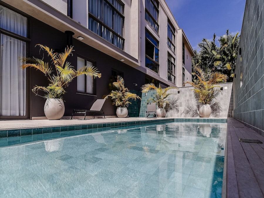 Una piscina al aire libre