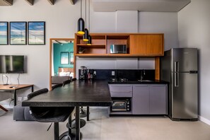 Studio Basic | Dapur pribadi | Lemari es, microwave, blender, dan peralatan masak/sendok-piring