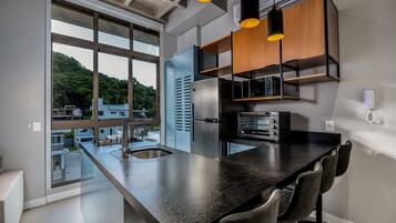 Basic Studio | Private kitchen | Fridge, microwave, blender, cookware/dishes/utensils