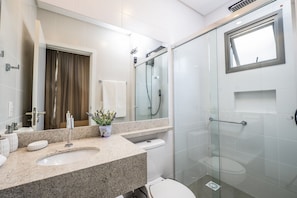 Studio | Salle de bain | Douche, sèche-cheveux, serviettes fournies, papier toilette
